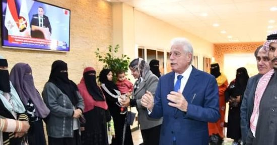 محافظ جنوب سيناء يسلم مواد غذائية ومبالغ مالية لعمال النظافة والمؤقتين