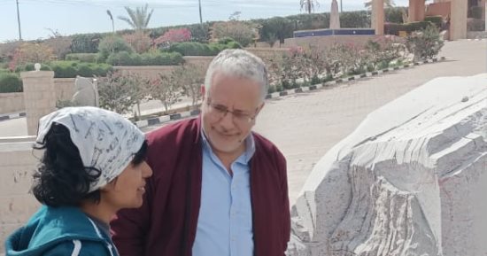 رئيس صندوق التنمية الثقافية يتفقد ورشة "سيمبوزيوم أسوان" للنحت