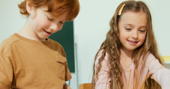 4 مهارات للآباء تشجع الأبناء على حب العلم واكتساب المعرفة