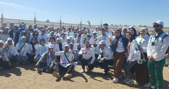 شباب 10 دول عربية يزورون منطقة السد العالى ويلتقطون صورا تذكارية
