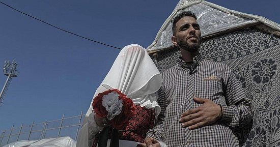 نحب الحياة إذا ما استطعنا إليها سبيلاً.. حفل زفاف فلسطيني داخل الخيام