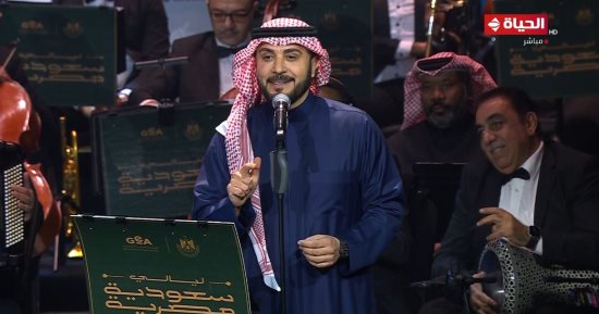 Majed Al Mohandes commence le premier segment du concert « Saudi Egypt Nights » avec la chanson « The World is Round »