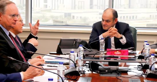 وزير التجارة يستعرض مستجدات آلية تعديل الحدود الكربونية CBAM   