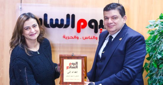 علا الشافعى تهدي درع اليوم السابع لرئيس هيئة المحطات النووية