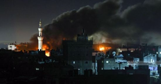 العالم هذا الصباح.. شهداء ومصابون فى قصف إسرائيلى متواصل على غزة.. الرئيس الفلسطينى: الوضع بمدينة رفح أصبح فى منتهى الخطورة.. حريق داخل مصنع لإعادة التدوير فى فرنسا يضم 900 طن من بطاريات الليثيوم.. صور