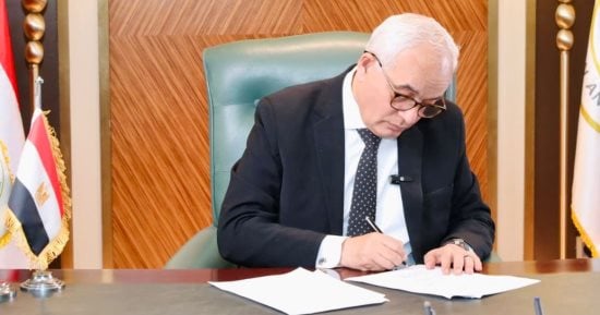 وزير التعليم يصدر كتابا دوريا بشأن تفعيل حظر استخدام المحمول بالمدارس