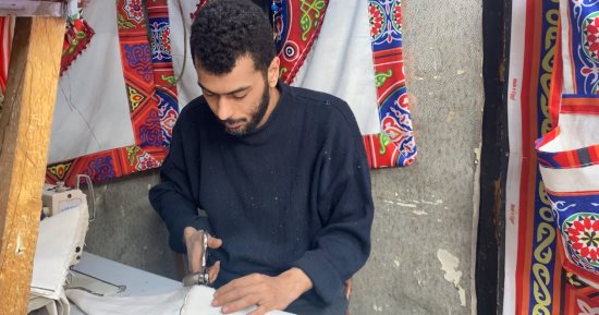 أحمد ربيع يُخلد القصص الشعبية بصناعة الخيامية.. وورث المهنة عن أجداده "فيديو"