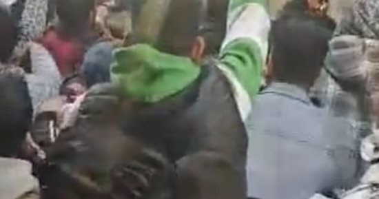 المئات يشيعون جثمان شاب عثر عليه في جوال بإحدي مصارف الدقهلية