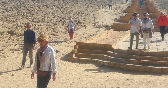 وفود سياحية أوروبية تزور المناطق الأثرية فى المنيا.. صور