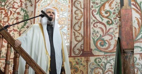 أمين عام رابطة العالم الإسلامي يؤم المصلين في صلاة الجمعة بالجامع التاريخي الكبير بألبانيا