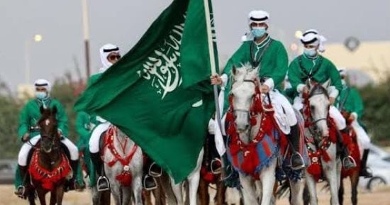 "يوم بدينا".. السعودية تحتفى بذكرى تأسيس الدولة.. فعاليات ثقافية وفنية وشعبية فى مدن المملكة.. الأعلام والعروض الجوية تزين السماء.. توزيع الهدايا التذكارية بالشوارع.. 5 عناصر من التراث تشكل شعار يوم التأسيس