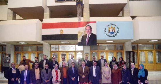 محافظ أسيوط يكرم 11 مدير مدرسة بالمحافظة
