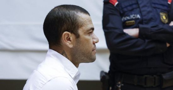 حبس البرازيلى دانى ألفيس 4 سنوات ونصف لاتهامه بالاعتداء على فتاة