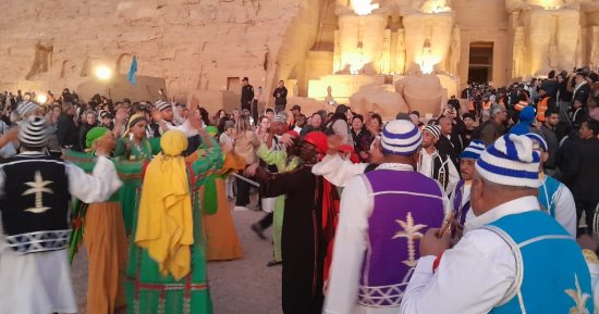 تفاعل كبير من أهالى "أبو سمبل" مع فرق مهرجان أسوان الدولى للثقافة والفنون.. صور