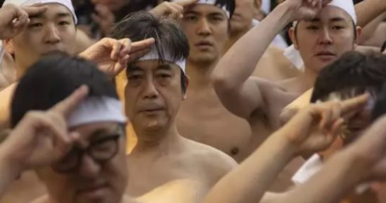 بسبب الشيخوخة.. اليابان تحتفل بالمرة الأخيرة لمهرجان “العراة” منذ 1000 عام