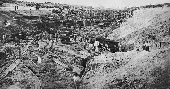 ذكرى بدء أعمال حفر قناة السويس عام 1859.. ما دور ديليسبس؟