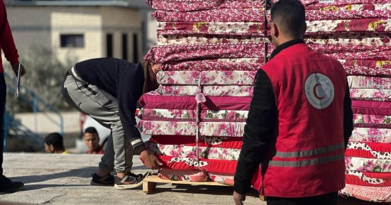 مصر السند والعون لغزة الجريحة.. معبر رفح بوابة دخول المساعدات واستقبال الحالات الإنسانية بلا توقف.. آلاف الشاحنات يتواصل تدفقها.. وفرق الهلال الأحمر تواصل التجهيز والإمداد على مدار الساعة.. صور