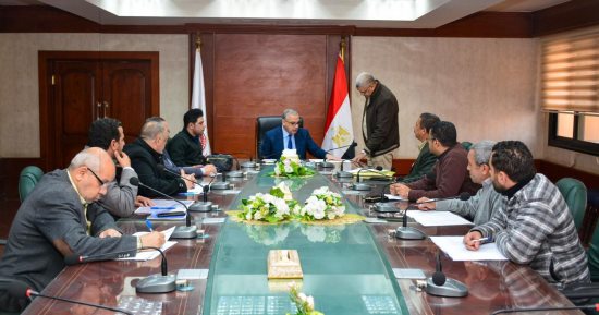 محافظ سوهاج يبحث الموقف التنفيذى لمشروع خط طرد صرف صحى المنشاة- العسيرات