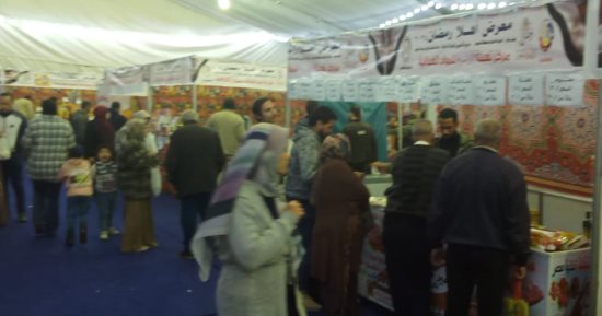 إقبال من المواطنين على معارض أهلا رمضان بالبحيرة.. فيديو وصور