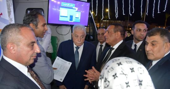 وزير التنمية المحلية يتفقد سيارة المركز التكنولوجى المتنقلة بجنوب سيناء