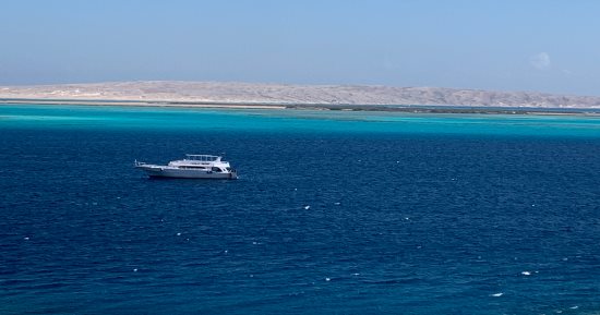 رواج سياحى على الجزر ومواقع الغوص بالبحر الأحمر وهدوء فى حالة البحر.. فيديو