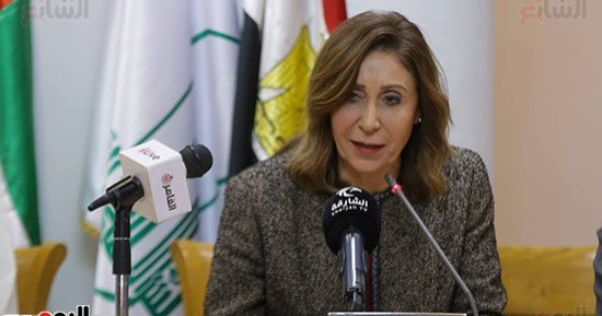 وزيرة الثقافة تهنئ المكرمين من ملتقى الشارقة الثقافي وتحيى محمود حميدة