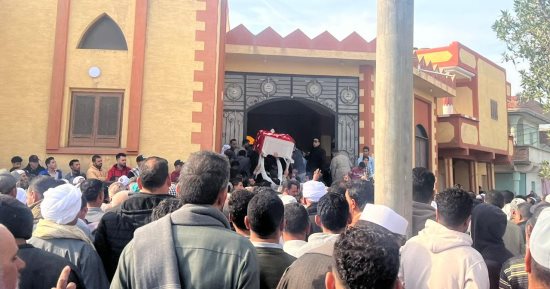 تشييع جزأين من جثمان الطالب ضحية مدرس الفيزياء بعد شطره لـ3 أجزاء بالدقهلية.. صور
