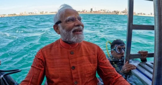 رئيس وزراء الهند يؤدى الصلاة داخل معبد هندوسى فى قاع بحر العرب.. فيديو