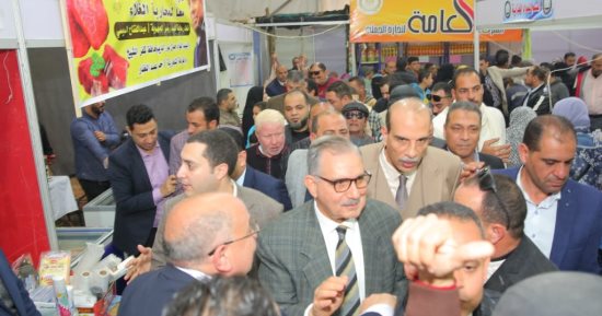السلع متوافرة بكميات كبيرة.. السكر بـ27 واللحمة بـ250 بمعرض أهلا رمضان بكفر الشيخ