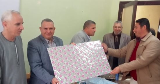 موجهو الفيوم ينظمون ممرا شرفيا لزميلهم لبلوغه سن المعاش.. صور