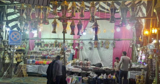 روائح رمضان.. الأكريلك والخشب والصاج أشهر أنواع الفوانيس فى قنا.. صور