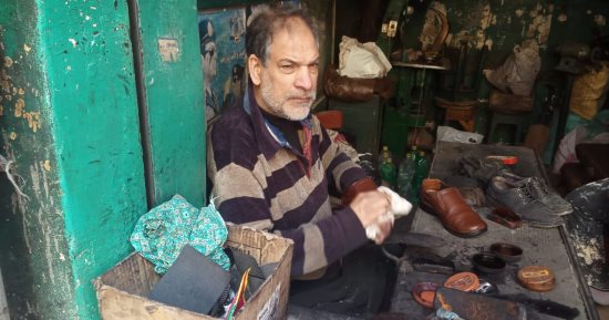 حكاية عم فايز أشهر صنايعى تلميع أحذية بالبحيرة.. 50 عاما من الكفاح