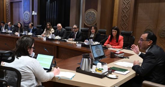 رئيس الوزراء يعقد اجتماعا مع أعضاء البنك الأوروبى لإعادة الإعمار والتنمية