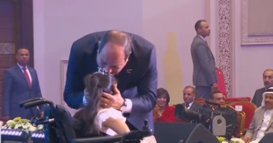 الرئيس السيسى يقبل رأس الطفلة روضة ويطلب منها هذا الطلب