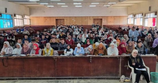 تجارة بنها تنظم ندوة بعنوان "تقدر من غيرها" للتوعية بمخاطر الإدمان.. صور