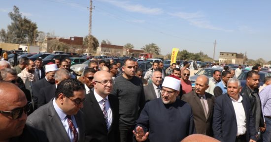 محافظ بنى سويف ووزير الأوقاف يفتتحان التشغيل التجريبى لسوق السيارات