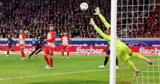 Le Bayern Munich fait match nul avec Fribourg 1-1 en première mi-temps en championnat allemand