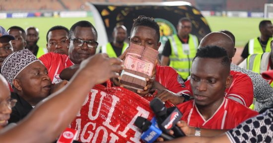 رئيسة تنزانيا توزع مكافأة التأهل الأفريقى على لاعبى سيمبا فى أرض الملعب