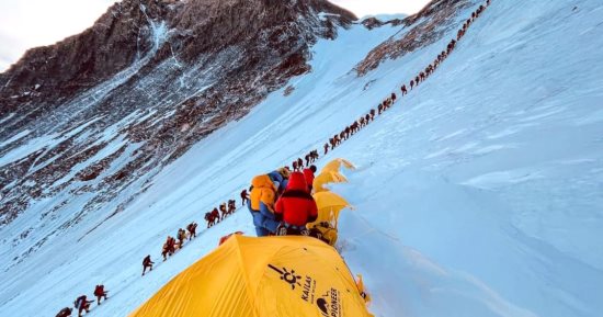 نيبال تعلن شرط جديد قبل السماح للزائرين بتسلق جبل إيفرست.. التفاصيل