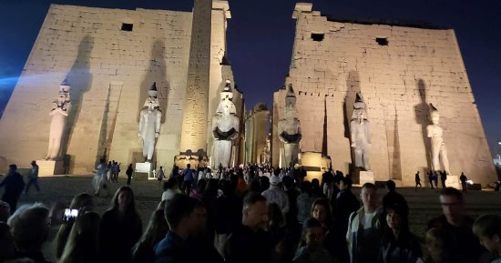 الفرحة تظهر فى عيونهم بالموسم الشتوى.. الأفواج السياحية من كل دول العالم تستمتع بالتجول بين المعابد والمقابر الفرعونية فى الأقصر.. تطوير 13 مقبرة بوادى الملوك والملكات.. وشركات السياحة توفر خدمة عالمية.. صور