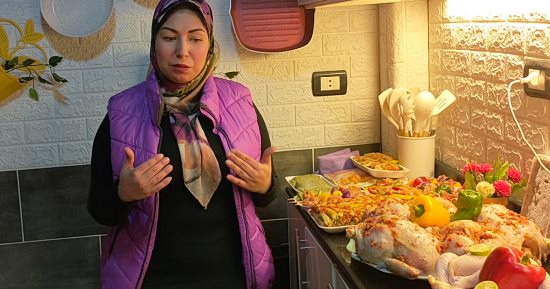 بدأت من الصفر لمساعدة زوجها وخصصت مطبخها لأعمال الخير فى شهر رمضان.. "مريم" بنت الغربية: أبيع المخبوزات فى الشوارع والمصالح الحكومية.. حولت مطبخ منزلى إلى مطعم صغير.. وأطلقت العديد من المبادرات الخيرية.. صور