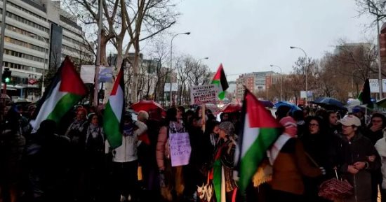 مئات النساء فى إسبانيا يتظاهرن ضد مجازر إسرائيل فى غزة