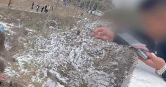 حتى لا تصيبهم الأمراض.. تعرف على تقاليد رمى الأموال من الجسور فى الصين