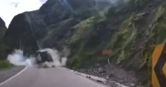 صخور ضخمة ناتجة عن انهيار جبلى تسحق الشاحنات على الطريق فى بيرو.. فيديو