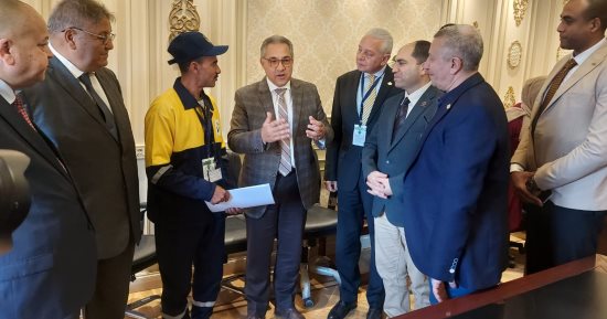 محلية النواب تكرم عامل نظافة لأمانته فى رد مبلغ مالى فقد من صاحبه