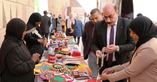 محافظ أسوان يتفقد معرض "أيادى مصر" للحرف التراثية بمتحف النوبة