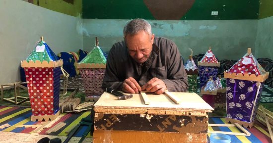 رمضان بطعم زمان.. عم "مسعد" مبدع يصنع فوانيس مبهجة على قد الإيد فى الجيزة بأسعار تبدأ من 20 جنيها.. ويؤكد: هواية بحبها وبكافح فيها.. علمت نفسى بنفسى وكل سنة بطور من شغلى.. والمهم عندى فرحة الأطفال والأهالى