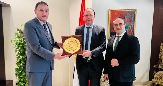 وفد تركى يتفقد معرض القاهرة الدولى ويشيد بالتنظيم الجيد  