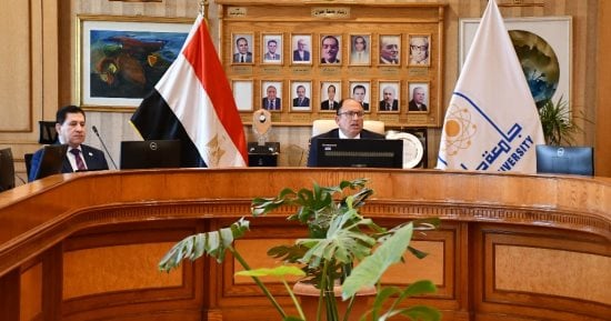 رئيس جامعة حلوان يجتمع مع فريق وحدة التخطيط الاستراتيجى