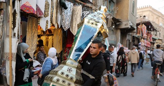 فانوس وزينة رمضان بألوان علم فلسطين.. شوارع المحروسة تتزين لاستقبال الشهر الكريم